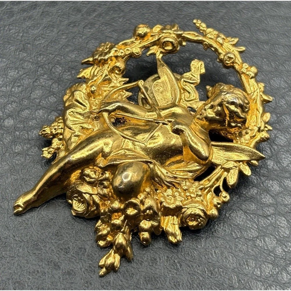 Vintage Cherub Angel Wreath Brooch Pin Cupid Gold Tone